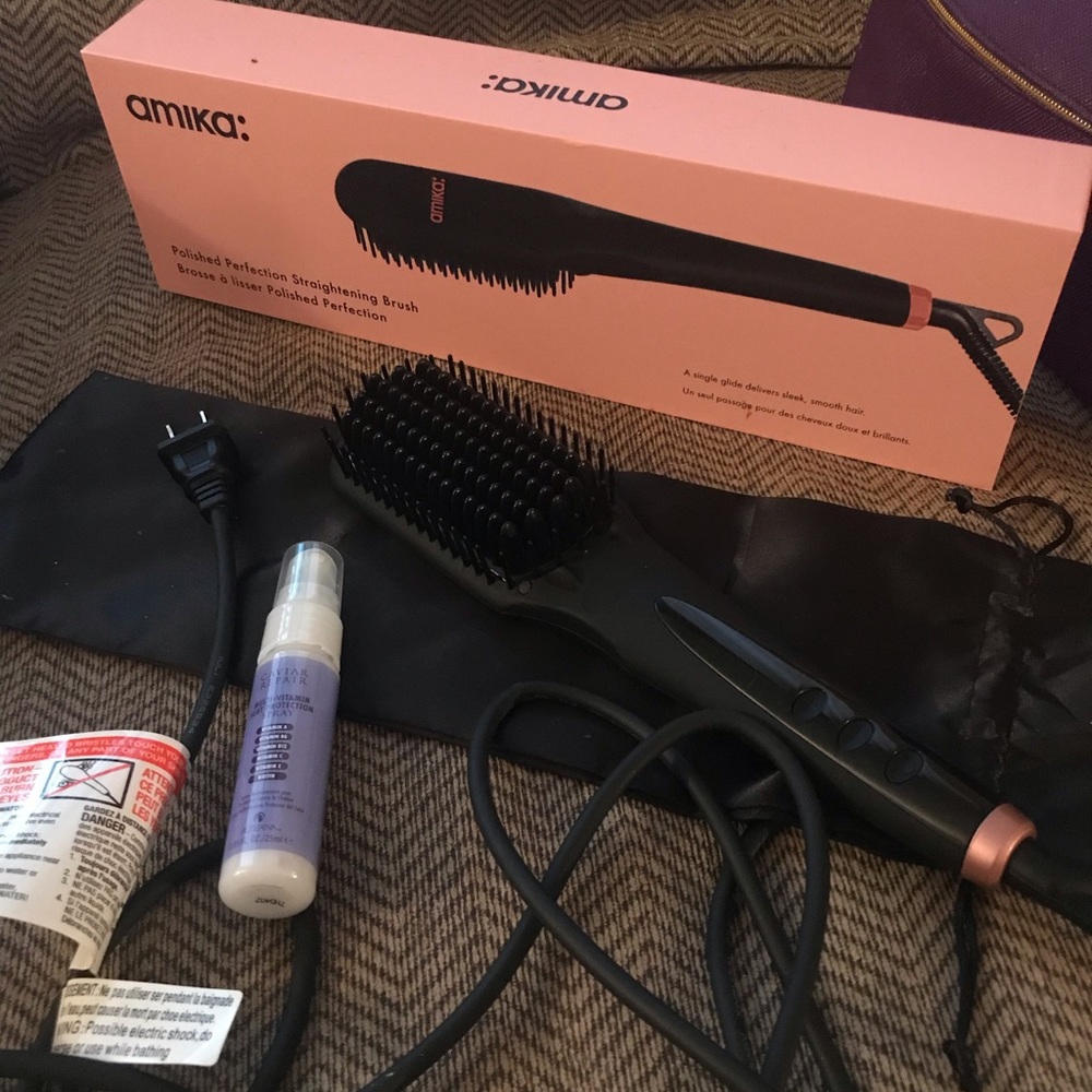 Amika: straightening brush